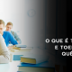 mulher estudando em uma sala de aula fazendo teste do TOEFL